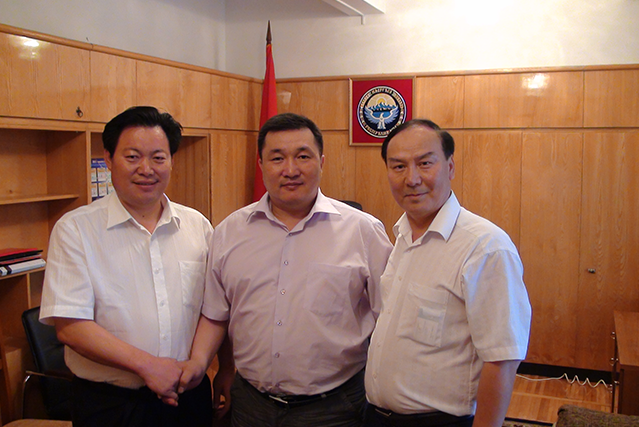 张金洲董事长与吉尔吉斯斯坦共产主义者党主席马萨利耶夫（中）、中国华人华侨协会会长白玺（右）合影